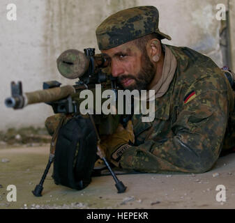 Esercito Tedesco Spc. Marco un cecchino con Jager battaglione 292, stabilisce traguardi su un nemico come parte di un finto raid durante esercizio Saber Strike, in Rukla, Lituania il 11 giugno 2015. Saber Strike è una lunga tradizione di U.S. Esercito Europa-led formazione cooperativa di esercizio. Questo anno di esercizio obiettivi facilitare la cooperazione tra gli Stati Uniti, l'Estonia, la Lettonia, la Lituania e la Polonia per migliorare comune di capacità operative in una vasta gamma di missioni nonché preparare le nazioni partecipanti e le unità di misura per il supporto multinazionale le operazioni di emergenza. Ci sono più di 6 mila partecipanti provenienti da 13 differenti compit Foto Stock