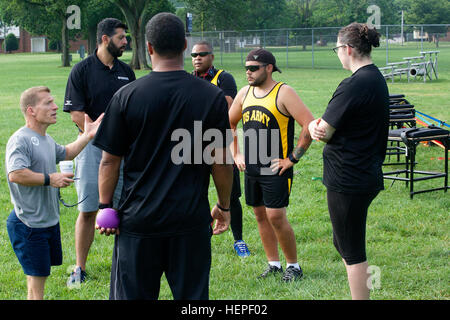 Stati Uniti Esercito dazio attivo e il veterano atleti discutere con campo di testa coach Scott Danberg, da Davie, Florida, la durezza mentale necessaria per competere nel campo evento per il 2015 del Dipartimento della Difesa giochi guerriero a Fort Belvoir, Virginia, 14 giugno 2015. Più di 40 Active Duty e il veterano atleti treno a Fort Belvoir per rappresentare la squadra armata del DOD Warrior giochi terrà al Marine Corps base, Quantico, Virginia, Giugno 19-28. Il 2015 DOD Warrior giochi è adattativa di competizione sportiva per i feriti e ammalati e feriti i membri del servizio e i veterani. Circa 250 atleti, che rappresentano le squadre Foto Stock