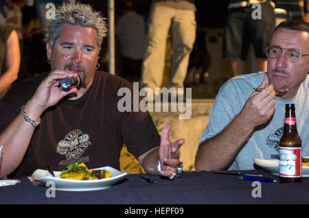 Food Network star Guy fieri, con stazione navale comandante della Marina Capt. Mark Leary, giudici un piatto durante il ferro Chef barbecue di concorrenza, Agosto 18, 2008. Fieri emceed la concorrenza che aveva tre squadre la cottura per 45 minuti per fare-ristorante con piatti di qualità che sono state campionate da tutti i membri del pubblico, comprese le Joint Task Force personale. JTF Guantanamo conduce al sicuro e di assistenza umana e la custodia dei detenuti combattenti ostili. La JTF conduce operazioni di interrogazione per raccogliere intelligence strategica a sostegno della guerra globale al terrorismo e sostiene l'applicazione della legge e i crimini di guerra di indagini. J Foto Stock