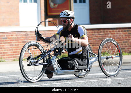 Stati Uniti Il Veterano dell'esercito Spc. Stefan LeRoy, Santa Rosa, California, compete in uomini della mano Recumbent bicicletta evento durante il 2015 il Dipartimento della Difesa Warrior Giochi, Marine Corps base Quantico, Virginia, Giugno 21. Il DOD Warrior giochi sono detenute da giugno 19-28. I giochi sono un'adaptive competizione sportiva per i feriti e ammalati e feriti i membri del servizio e i veterani. Circa 250 atleti, in rappresentanza di squadre dell'esercito, Marine Corps, Marina, Air Force, il Comando Operazioni Speciali e le forze armate britanniche dovranno competere nel tiro con l'arco, ciclismo, campo, tiro, seduta pallavolo, piscina, pista e ruota Foto Stock