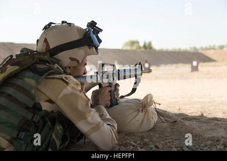 Un soldato iracheno assegnato all'73a Brigata, Divisione xvi, incendi un M16 fucile durante un intervallo di Camp Taji, Iraq, 21 giugno 2015. Ad oggi, più di 2.100 sicurezza irachena vigore i soldati sono stati addestrati a Camp Taji come parte della Combined Joint Task Force - Funzionamento inerenti risolvere la multinazionale di sforzo per sconfiggere lo Stato islamico dell Iraq e il levante. (U.S. Esercito foto di Sgt. Charles M. Bailey, CJTF-funzione OIR Affari pubblici) esercito iracheno 73rd brigata, intervallo di funzionamento inerenti risolvere 150621-A-YV246-021 Foto Stock