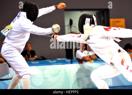 BremerDefeatsChineseFencer.jpg: U.S. Air Force atleta di classe mondiale Progrm Capt. Eli Bremer (sinistra) sconfitte della Cina di Zhon rong Cao in epee one-touch porzione di scherma olimpica di uomini pentathlon moderno 21 Agosto a Pechino. Bremer ha avuto 14 vittorie e sconfitte 21 vale la pena 736 pentathlon moderno punti per finire in una a quattro vie tirante per 29 posto nella scherma. Infine egli ha finito di 23 con un pentathlon moderno totale di 5,204 punti nel caso che consiste di pistola tiro, scherma, nuoto, spettacolo equestre di salto e in esecuzione. Foto di Tim, HIPPS FMWRC Affari pubblici Eli Bremer nell estate del 2008 O Foto Stock