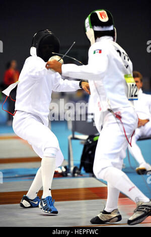 BremerFencesVs122.jpg: U.S. Air Force atleta di classe mondiale Progrm Capt. Eli Bremer (sinistra) piazze off contro il Messico di Oscar Soto in epee one-touch porzione di scherma olimpica di uomini pentathlon moderno 21 Agosto a Pechino. Bremer ha avuto 14 vittorie e sconfitte 21 vale la pena 736 pentathlon moderno punti per finire in una a quattro vie tirante per 29 posto nella scherma. Infine egli ha finito di 23 con un pentathlon moderno totale di 5,204 punti nel caso che consiste di pistola tiro, scherma, nuoto, spettacolo equestre di salto e in esecuzione. Foto di Tim, HIPPS FMWRC Affari pubblici Eli Bremer in estate 2008 Foto Stock