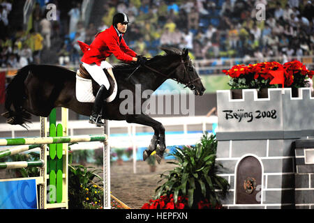 EliBremerRidesBeijing.jpg: U.S. Air Force atleta di classe mondiale programma Capt. Eli Bremer rides Dangdang ad un 14esimo posto finale che vale la pena 1.060 punti nel settore equestre show jumping parte del pentathlon moderno il agosto 21 all'Olympic Sports Center Stadium di Pechino. Bremer 23 finito in cinque-evento di sport che include tiro a pistola, scherma, nuoto, equitazione show jumping e in esecuzione con 5,204 pentathlon moderno punti. Foto di Tim, HIPPS FMWRC Affari pubblici Eli Bremer nel 2008 Olimpiadi di estate pentathlon moderno show jumping evento 2 Foto Stock