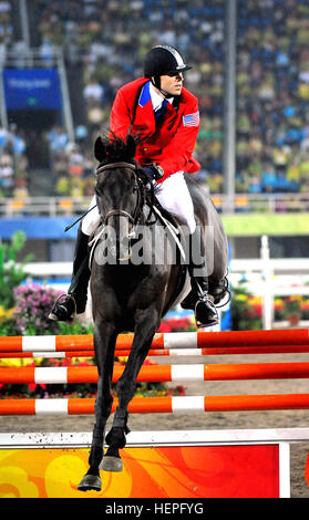 EliBremerRidesBeijingVertical.jpg: U.S. Air Force atleta di classe mondiale programma Capt. Eli Bremer rides Dangdang ad un 14esimo posto finale che vale la pena 1.060 punti nel settore equestre show jumping parte del pentathlon moderno il agosto 21 all'Olympic Sports Center Stadium di Pechino. Bremer 23 finito in cinque-evento di sport che include tiro a pistola, scherma, nuoto, equitazione show jumping e in esecuzione con 5,204 pentathlon moderno punti. Foto di Tim, HIPPS FMWRC Affari pubblici Eli Bremer nel 2008 Olimpiadi di estate pentathlon moderno show jumping evento 1 Foto Stock