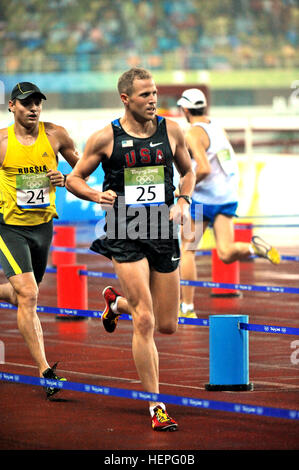 Stati Uniti Air Force Capt. Eli Bremer corre per un settimo posto finale con un tempo di 9 minuti, 19.61 secondi che vale la pena di 1.164 punti in oltre 3 mila metri di esecuzione di porzione del pentathlon moderno durante i Giochi Olimpici di Pechino 2008 a Pechino, in Cina, e il agosto 21, 2008. Bremer 23 finito con un pentathlon moderno totale di 5,204 punti nel caso che consiste di pistola tiro, scherma, nuoto, spettacolo equestre di salto e in esecuzione. (U.S. Foto dell'esercito da Tim Hipps/RILASCIATO) Eli Bremer nel 2008 Olimpiadi di estate pentathlon moderno in esecuzione evento Foto Stock