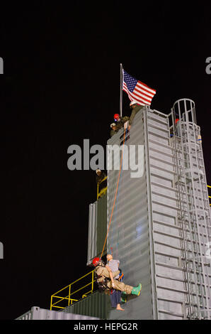 Un U.S. La riserva di esercito soldato dell'Ingegnere 493rd distacco, 412 Teatro comando ingegnere, da Pascagoula, Miss., rappels giù una torre di formazione per recuperare la simulazione di una vittima durante il funzionamento del tutore 15, Giugno 25, vicino a Ocala, Fla. oltre 500 riserva di esercito di soldati e un esercito attivo sono unità che partecipano all'esercizio per mettere alla prova le loro operazioni di ricerca e salvataggio, materiali pericolosi, la decontaminazione e la classificazione medica funzionalità. (U.S. Esercito Foto di Brian Godette/RILASCIATO) US Army riserva operazioni patria 150625-A-SQ484-207 Foto Stock