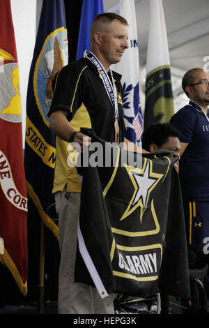 Stati Uniti Army Sgt. 1. Classe Michael McPhall, assegnata al Guerriero unità di transizione, Fort Benning, Ga., riceve la medaglia di bronzo per gli uomini del misuratore 800 5.0 evento al 2015 il Dipartimento della Difesa Warrior giochi al Marine Corps base Quantico, Virginia, Giugno 26. Il DOD Warrior giochi sono detenute da giugno 19-28. I giochi sono un'adaptive competizione sportiva per i feriti e ammalati e feriti i membri del servizio e i veterani. Circa 250 atleti che rappresentano il team di esercito, Marine Corps, Marina, Air Force, il Comando Operazioni Speciali e le forze armate britanniche dovranno competere nel tiro con l'arco, ciclismo, tiro, s Foto Stock