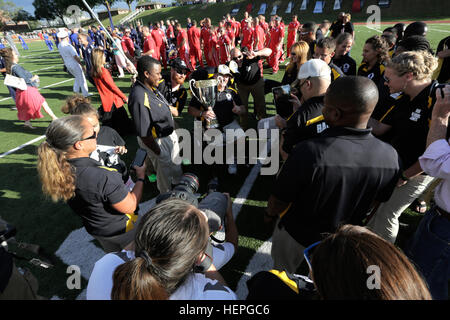 Stati Uniti Esercito dazio attivo e il veterano atleti rappresentano per le foto con il Presidente per la coppa al termine della cerimonia di chiusura al 2015 il Dipartimento della Difesa Warrior Giochi, Marine Corps base, Quantico, 28 giugno. Il DoD Warrior giochi erano detenuti Giugno 19-28. I giochi sono un'adaptive competizione sportiva per i feriti e ammalati e feriti i membri del servizio e i veterani. Circa 250 atleti, in rappresentanza di squadre dell'esercito, Marine Corps, Marina, Air Force, il Comando Operazioni Speciali e le forze armate britanniche dovranno competere nel tiro con l'arco, ciclismo, campo, tiro, seduta pallavolo, piscina, pista e wheelch Foto Stock