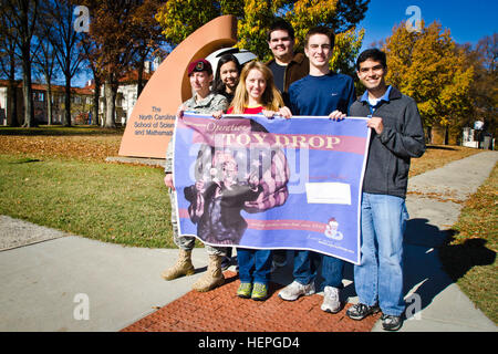 Da sinistra a destra: Staff Sgt. Christina Hippenbecker, Maye Davis, Madelaine Katz, Zack Fowler, Logan Herrera, Vipul Vachharajani tenere un giocattolo poster di discesa nella parte anteriore della Carolina del Nord a scuola di scienza e di matematica in Durham, N.C., DIC 2. Gli studenti di NCSSM sarà la raccolta di giocattoli e di supporto caduta giocattolo per aiutare a diffondere lo spirito natalizio. Xiv annuale di Randy Oler Memorial il funzionamento del giocattolo, caduta da paracadute per classe di tartaro, paracadutisti, team di studenti fino a diffondere lo spirito natalizio 498777 Foto Stock