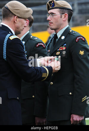 Il 2nd Battalion, il 75th Ranger Regiment tiene una cerimonia di premiazione allo Stadium High School di Tacoma, riconoscendo le valorose azioni di combattimento dei soldati con Army Commendation Medals in un evento pubblico off-post. Foto Stock