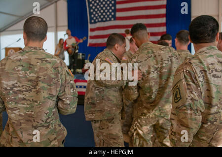 Soldati con destinato Company, 2° Battaglione, 503rd Reggimento di Fanteria, 173rd Airborne Brigade Combat Team, godere di una prestazione da parte del Daniel Levi Band durante il quarto di luglio festa il 2 luglio presso la casa dell'U.S. Ambasciatore in Estonia a Tallinn. Sebbene destinato Company ha solo recentemente arrivati in Estonia, sono pronti a continuare la missione di funzionamento Atlantic risolvere. (U.S. Esercito foto di Sgt. Juana M. Nesbitt, xiii Affari pubblici distacco) Estonia, noi celebriamo la libertà, amicizia 150630-A-GQ133-009 Foto Stock