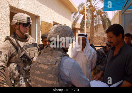 Il cap. Brian Sweigart, un San Antonio nativo, ispeziona i libri di registro del consumo di carburante a un acqua compatta unità di trattamento nella Nahia Rashidiyah, a nord-est di Baghdad, Agosto 26, 2008. Comandi Sweigart la sede e Sede Società, 1° Battaglione, 27 Reggimento di Fanteria "Wolfhound," seconda Stryker Brigade Combat Team 'Warrior", XXV divisione di fanteria, Divisione multinazionale - Bagdad. Soldato in focus 125597 Foto Stock