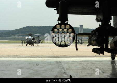 Una tipica vista dall'hangar - equipaggio capi dal 1° 'attacco' Battaglione, 227th reggimento di aviazione, 1° aria brigata di cavalleria, 1a divisione di cavalleria, preparare un AH-64D attacco Apache elicottero per volo a Robert Gray Army Air Field, Fort Hood in Texas, Agosto 26, 2008. Appena un altro aereo Cav giorno 111560 Foto Stock