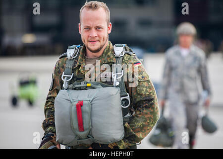 Jumpmaster tedesco Mathias Holz si prepara a bordo di una C-130 Hercules aeromobile prima di una operazione di volo durante il salto internazionale settimana (IJW), Ramstein Air Base, Germania, 8 luglio 2015. Il 435th risposta di emergenza gruppo IJW ospita annualmente, per la creazione di partenariati globali, foster cameratismo fra Stati Uniti e internazionali i paracadutisti e per lo scambio di tattiche di corrente, le tecniche e le procedure relative alle operazioni di volo (linea statica e militari di caduta libera). (U.S. Foto dell'esercito da Staff Sgt. Justin P. Morelli / rilasciato) 435th CRG internazionali della settimana salto 150708-A-pp104-129 Foto Stock