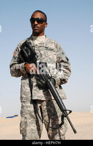 SGT Robert Bandy, Task Force 34 HQ circolazione Sottufficiale (NCO) in carica da Baltimore, MD., tornerà per il suo quarto anno come un funzionario di polizia dopo la sua distribuzione a base comune Balad, in Iraq con la Task Force 34. Soldati riagganciare una uniforme per un altro 170305 Foto Stock