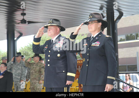 Chief Warrant Officer 5 Jeanne ritmo (a destra), ex bandmaster per la prima divisione di cavalleria Band, saluta accanto il Mag. Gen. Michael bollette, comandante generale, 1° Divisione di cavalleria, durante la sua cerimonia di pensionamento il 10 luglio sul campo Cooper a Fort Hood, Texas. Il passo si è ritirato dopo che serve più di 43 anni di servizio nell'esercito. (U.S. Foto dell'esercito da Staff Sgt. Christopher Calvert, 1a divisione di cavalleria PAO/RILASCIATO) Trooper si ritira dopo 43 anni di carriera 150710-A-WD324-029 Foto Stock