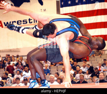 2002 super heavyweight greco-romano campione del mondo Sgt. Dremiel Byers getta All-Army compagno di squadra Spc. Paul Devlin en route per una vittoria 4-0 in semifinale del 2003 STATI UNITI Nazionale dei Campionati di wrestling al Las Vegas Convention Center. Byers più tardi sconfitto Air Force Senior Airman Corey Farkas per vincere la medaglia d'oro. Foto: Tim, HIPPS USACFSC Affari pubblici Maggio 10, 2003 ByersDevlin2004-01-09 Foto Stock