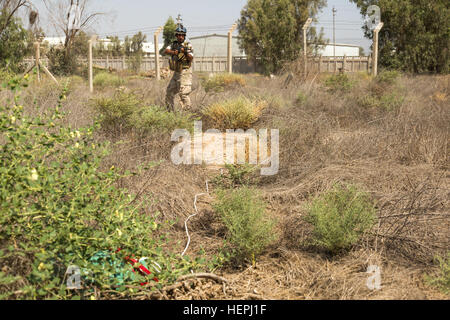 Un soldato iracheno assegnato al ventitreesimo esercito iracheno brigata localizza una improvvisata dispositivo esplosivo durante il contatore formazione IED a Camp Taji, Iraq, 2 agosto 2015. Formazione presso l'edificio la capacità del partner sites è parte integrante della Combined Joint Task Force - Funzionamento inerenti risolvere la multinazionale di sforzo per treno iracheno forza di sicurezza personale per sconfiggere lo Stato islamico dell Iraq e il levante. Una coalizione di enti regionali e internazionali hanno delle nazioni unite insieme per sconfiggere ISIL e la minaccia che essi rappresentano per l'Iraq, Siria, della regione e della più ampia comunità internazionale. (U.S. Esercito foto di Sgt. Foto Stock