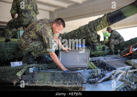 Una repubblica Ceca Soldier of 74a luce battaglione motorizzato, 7° Brigata meccanizzata installa un multiplo laser integrato sistema di innesto su un T-72M4CZ battaglia principale serbatoio durante l'esercizio Allied Spirit II presso l'U.S. Dell'esercito multinazionale comune disponibilità centro in Hohenfels, Repubblica federale di Germania il 7 agosto 2015. Allied Spirit II è una multinazionale decisa azione ambiente formazione esercizio che coinvolge oltre 3.500 soldati provenienti da entrambi gli Stati Uniti, alleati e nazioni partner focalizzata sulla creazione di partenariati e di interoperabilità tra tutte le nazioni partecipanti e sottolineando la missione il comando, intelligence, sustai Foto Stock