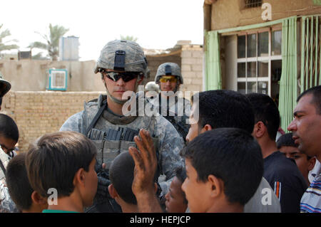 Il cap. Brian Sweigart, un San Antonio nativo, colloqui con le persone in Istaqlal Qada, a nord-est di Baghdad, sul Sett. 1, 2008, circa le diverse questioni di fronte a loro mentre si conduce una valutazione dei mercati del nord-est area di Baghdad. Comandi Sweigart la sede e Sede Società, 1° Battaglione, 27 Reggimento di Fanteria "Wolfhound," seconda Stryker Brigade Combat Team 'Warrior", XXV divisione di fanteria, Divisione multinazionale - Bagdad. Soldato in focus 125594 Foto Stock