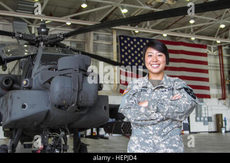 Primo Lt. Sarah Jeon, un AH-64 Apache elicottero pilota dalla quarta ricognizione aerea Battaglione, 2° Reggimento di aviazione, 2a combattere la Brigata Aerea sta di fronte ad un Apache su agosto 13 a 4-2° Reggimento aviazione hangar su Camp Humphreys, Corea del Sud. Jeon era uno del primo coreano femmina Apache piloti negli Stati Uniti Esercito. La seconda cabina parità delle donne giorno 081315-A-TU438-002 Foto Stock