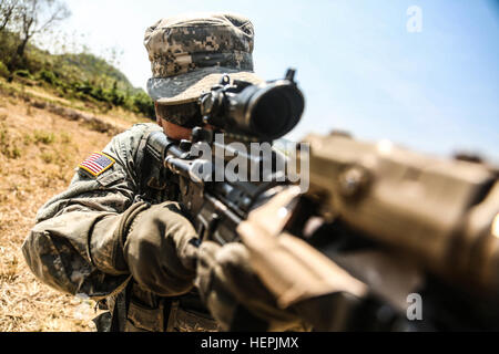 Stati Uniti Esercito Pvt. Tomas Ordonez da Charlie Company, 2-27esimo reggimento di fanteria, 3° della brigata di fanteria, XXV divisione di fanteria, prende la mira e si prepara a fuoco i suoi m4 carbine fucile durante la protezione Garuda, Pacific Pathways 2015 in Cibenda, West Java, Indonesia, 24 agosto 2015. Garuda Shield è un pianificate regolarmente esercizio bilaterale sponsorizzato da U.S. Army-Pacific, ospitato annualmente dal Tentara Nasional Indonesia esercito a promuovere la sicurezza regionale e la cooperazione. (U.S. Esercito Foto di Spc. Michael Sharp/RILASCIATO) Garuda scudo 2015 150824-A-ZD093-001 Foto Stock