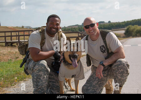 Sgt. Earl Thomas (sinistra), Staff Sgt. Lex (centro) e Col. Chris Selvey post durante una battaglia multinazionale Group-East consapevolezza di suicidio a piedi sett. 12, 2015, su Camp Bondsteel in Kosovo. Thomas e Lex sono dispiegati in Kosovo al di fuori del militare 525th cane da lavoro il distacco di Wiesbaden, Germania; Selvey è un West Virginia Guardia nazionale ufficiale in servizio come MNBG-E e trentesimo Armored Brigade Combat Team vice comandante. L'evento ha portato più di 200 multinazionali i membri del servizio insieme al fine di onorare la memoria delle vittime di suicidio e di aumentare la consapevolezza delle opportunità di outreach. (U.S. Phot dell esercito Foto Stock