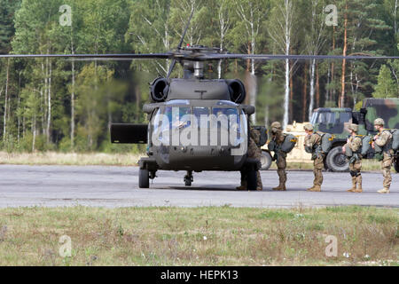 Stati Uniti Paracadutisti dell'esercito assegnato alla società di cane, 1° Battaglione, 503rd Reggimento di Fanteria, 173rd Brigata Aerea, si prepara ad entrare in un UH-60M Blackhawk elicottero azionato da B Company xliii elicottero d'assalto Battaglione, 3° reggimento di cavalleria, terza divisione di fanteria, prima di paracadutismo da esso utilizzando il T-11 scivoli presso il Grande Hetman lituano Radvila Jonusas reggimento di formazione in Rukla, Lituania, Sett. 12, 2015. I soldati del 173rd Brigata Aerea e la terza divisione di fanteria in Europa come parte di Atlantic risolvere, a dimostrazione della continua l impegno degli Stati Uniti per la sicurezza collettiva di N Foto Stock