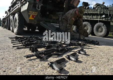Sgt. Thomas Linville, un serbatoio operatore assegnato alla truppa di fuorilegge, quarto squadrone, 2° reggimento di cavalleria, delinea le diverse armi appartenenti al suo gruppo come si preparano a condurre per la manutenzione preventiva, i controlli e i servizi sui loro apparecchi prima di guidare su per la Repubblica slovacca durante la traversata di Dragoon, una tattica di strada marzo a partire da caserma di Rose, Germania e continuando attraverso la Repubblica ceca e la Repubblica slovacca che termina in Ungheria il 7 settembre 14, 2015. Lo scopo di questo esercizio è di rassicurare gli alleati della NATO di intenti degli Stati Uniti durante il funzionamento Atlantic risolvere mentre demonstra Foto Stock