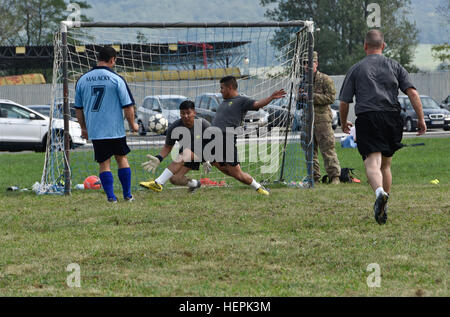 Troopers assegnati al 4° Stormo, 2° reggimento di cavalleria, ha svolto una serie di giochi di calcio contro i deputati della Repubblica slovacca delle Forze Armate durante una breve pausa in unità di attraversamento di Dragoon, una tattica di strada marzo a partire da caserma di Rose, Germania e continuando attraverso la Repubblica ceca e la Repubblica slovacca che termina in Ungheria, Sett. 15, 2015. I giocatori hanno dimostrato la buona volontà e il fair play durante i giochi mentre si divertono e dimostrando che gli alleati della NATO può lavorare e giocare insieme pur dimostrando grande sportività. (U.S. Esercito foto di Sgt. William A. Tanner/RILASCIATO) 'Ki Foto Stock