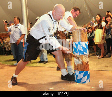 German Air Force Schuhplattler ballerini chop legno durante il ballo Holzhacker all annuale Fort Bliss Oktoberfest, Sett. 18-20, 2015 a Biggs Park, Fort Bliss, Texas. Ammissione all'evento, sponsorizzato da Fort Bliss Famiglia e morale, di benessere e di svago, incluso commemorativo 2015 Fort Bliss Oktoberfest stein, un tradizionale pasto bavarese e ore di divertimento. (U.S. Esercito foto di Spc. Lauren Harrah/RILASCIATO) Fort Bliss celebra l'Oktoberfest 150919-A-DP178-133 Foto Stock