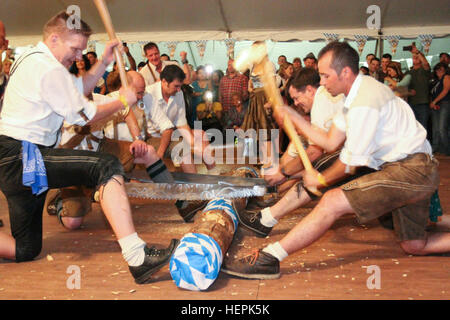 German Air Force Schuhplattler ballerini chop legno durante il ballo Holzhacker all annuale Fort Bliss Oktoberfest, Sett. 18-20, 2015 a Biggs Park, Fort Bliss, Texas. Ammissione all'evento, sponsorizzato da Fort Bliss Famiglia e morale, di benessere e di svago, incluso commemorativo 2015 Fort Bliss Oktoberfest stein, un tradizionale pasto bavarese e ore di divertimento. (U.S. Esercito foto di Spc. Lauren Harrah/RILASCIATO) Fort Bliss celebra l'Oktoberfest 150919-A-DP178-144 Foto Stock