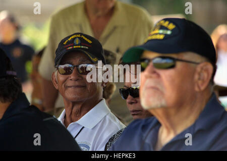 Un veterano del Vietnam orologi xxv divisione di fanteria pass e rivedere in campo Weyand, Schofield caserma, Hawaii, Ottobre 8, 2015. Il venticinquesimo ID ha festeggiato il suo compleanno 74durante il Tropic Lightning settimana. (Foto di Staff Sgt. Armando R. Limon, 3° Brigata Team di combattimento, XXV divisione di fanteria) 3BCT partecipa alla 25ID pass, revisione 151008-A-EL056-001 Foto Stock