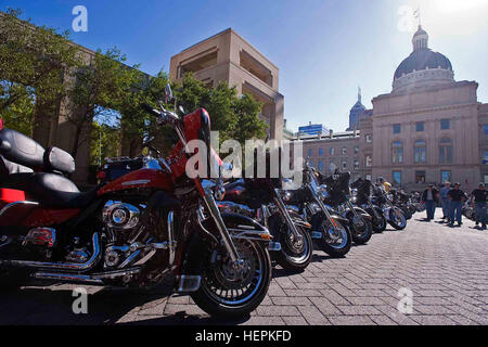 Un convoglio di centinaia di motociclette da corsa Indiana State Capitol a leccare il francese, Ind. guidato da appassionati di moto Gov. Mitch Daniels per aiutare a raccogliere fondi per Indiana la Guardia Nazionale Relief Fund, Venerdì 12 Agosto, 2011. Gov. Daniels, Indy Comandante della Guardia salutare i motociclisti a Capitol 442176 Foto Stock