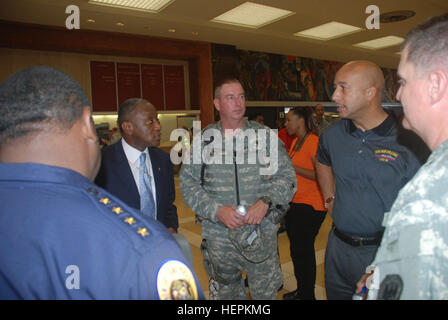 New Orleans Mayor C. Ray Nagin e capo di polizia di Warren J. Riley parlare con la Louisiana National Guard Col. Jonathan Ball, 256vigili del Team Combat Commander e Briga. Gen. Glenn Curtis, direttore del giunto personale, al raccordo terminale passeggeri di New Orleans dove i residenti a atteso al rientro in città in treno e bus, Sett. 5, 2008. Louisiana Guardia Nazionale assiste con la reintroduzione di residenti evacuati 113452 Foto Stock