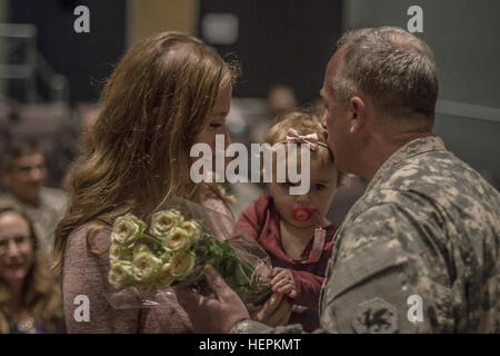 Brig. Gen. Richard Sele, 108th comando di formazione (IET) vice comandante generale, dà il suo nipote un bacio pur presentando un bouquet di rose giallo a sua figlia per i suoi contributi e pazienza, per l'esercito come un membro della famiglia. Sele è stato promosso al rango di Briga. Gen. durante una cerimonia ospitata dal magg. Gen. Daniel Ammerman, Esercito degli Stati Uniti per gli affari civili e Pychological Operations Command comandante generale, al volo e le operazioni speciali Museum di Fayetteville, N.C., 25 ottobre 2015. Sele, un longtime gli affari civili soldato, assume per Briga. Gen. A. Ray Royalty come d Foto Stock