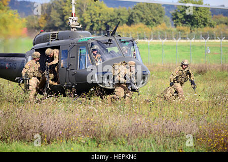 U.S. paracadutisti assegnato al 2° Battaglione, 503rd Reggimento di Fanteria, 173rd Brigata Aerea e dell'esercito italiano soldati di Folgore Brigata stanno conducendo un assalto dell'aria di funzionamento da un elicottero NH 90 all aeroporto di Ampugnano, Siena, Italia, durante la Mangusta 15 Esercizio, 26 ottobre, 2015. (Foto di Elena Baladelli/RILASCIATO). Mangusta 15 151029-A-II094-073 Foto Stock