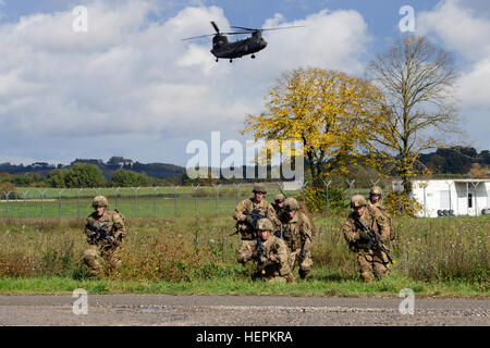 U.S. paracadutisti assegnato al 2° Battaglione, 503rd Reggimento di Fanteria, 173rd Brigata Aerea e dell'esercito italiano soldati di Folgore Brigata stanno conducendo un assalto dell'aria di funzionamento da un CH 47 elicottero a Ampugnano aeroporto, Siena, Italia, durante la Mangusta 15 Esercizio, 26 ottobre, 2015. (Foto di Elena Baladelli/RILASCIATO). Mangusta 15 151029-A-II094-075 Foto Stock