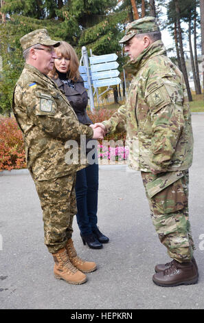 Lt. Gen. Pavlo Tkachuk, ucraino esercito nazionale Academy commander, saluta e accoglie con favore gen. Mark A. Milley, capo di stato maggiore dell esercito, Ott. 29 durante la sua visita per il mantenimento della pace internazionale e la sicurezza Centro vicino Yavoriv, Ucraina. Paracadutisti da 173rd Brigata Aerea sono in Ucraina per treno Ucraina la neo-costituita la guardia nazionale come parte di intrepida custode, che è il programma per ultimo a novembre. (U.S. Foto dell'esercito da Staff Sgt. Adriana Diaz-Brown, decimo premere Camp Headquarters) Noi capo del personale dell'esercito visite intrepido custode sito formazione 151029-A-BR501-030 Foto Stock
