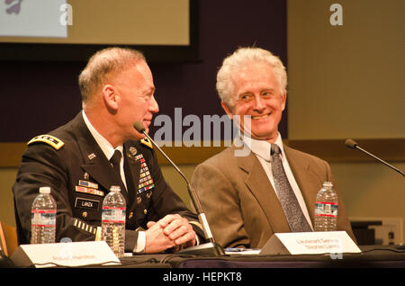 Lt. Gen. Stephen R. Lanza, comandante generale, ho Corps, Base comune corda Lewis-Mc, sinistra e Clark Sorenson, direttore del Centro per gli studi Coreani, Henry M. Jackson Scuola di Studi Internazionali, Università di Washington - Tacoma, diritto, indirizzo ai partecipanti durante la vista sul Pacifico simposio presso la UW-T, Ottobre 29, 2015. Il simposio è stato sugli Stati Uniti' ribilanciamento strategico per la regione Asia Pacifico. (U.S. Esercito foto di Sgt. Gelsomino Higgins, 28 Affari pubblici distacco) Generale 151030-A-HS859-500 Foto Stock