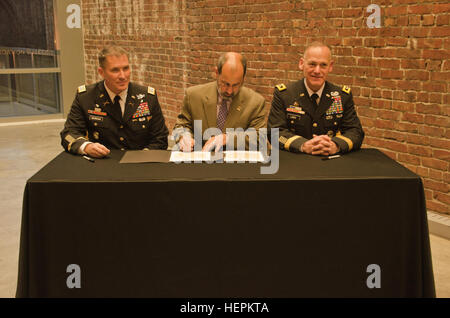 Col. Daniel S. Morgan, commander, Base comune corda Lewis-Mc, sinistra, Mark A. Pagano, cancelliere, Università di Washington-Tacoma, centro e Lt. Gen. Stephen R. Lanza, comandante generale, ho Corps, JBLM, destra, si riuniscono a firmare il partenariato risoluzioni al UW-T, Ottobre 29, 2015. Entrambi JBLM e mi Corps firmato le risoluzioni di partenariato con il UW-T accettando di diventare un modello di università e militari del partenariato istituzionale. (U.S. Esercito foto di Sgt. Gelsomino Higgins, 28 Affari pubblici distacco) Partnership 151030-A-HS859-946 Foto Stock