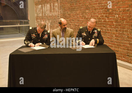 Col. Daniel S. Morgan, commander, Base comune corda Lewis-Mc, sinistra, Mark A. Pagano, cancelliere, Università di Washington Tacoma, centro e Lt. Gen. Stephen R. Lanza, comandante generale, ho Corps, JBLM, a destra si riuniscono per firmare le risoluzioni di partenariato presso l Università di Washington Tacoma, Ottobre 29, 2015. La partnership consente di risoluzione per i militari e le UW-T a lavorare insieme per migliorare le condizioni di vita nel Sud Sound regione per tutti i residenti. (U.S. Esercito foto di Sgt. Gelsomino Higgins, 28 Affari pubblici distacco) Risoluzione 151030-A-HS859-997 Foto Stock