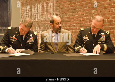 Col. Daniel S. Morgan, commander, Base comune corda Lewis-Mc, sinistra, Mark A. Pagano, cancelliere, Università di Washington-Tacoma, centro e Lt. Gen. Stephen R. Lanza, comandante generale, ho Corps, JBLM, destra, si riuniscono a firmare il partenariato risoluzioni al UW-T, Ottobre 29, 2015. Entrambi JBLM e mi Corps firmato le risoluzioni di partenariato con il UW-T accettando di diventare un modello di università e militari del partenariato istituzionale. (U.S. Esercito foto di Sgt. Gelsomino Higgins, 28 Affari pubblici distacco) Segno 151030-A-HS859-059 Foto Stock