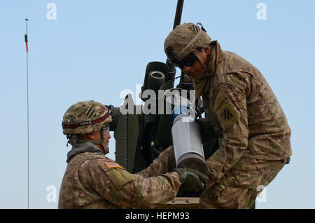 2 Lt. Tatafu Hemaloto, un plotone Delta leader, da Kahuku, Hawaii, mani un 120mm rotondo a Spc. Miguel Romero, un M1A2 System Enhancement Package Versione 2 serbatoio Abram artigliere, originariamente da Los Angeles, sia di 1° Brigata corazzate contro la squadra, attaccato al 5° Stormo, 7° reggimento di cavalleria, terza divisione di fanteria di stanza a Fort Stewart, Ga., durante una formazione sul campo esercizio a sostegno del funzionamento Atlantic risolvere a Novo Selo Training Center, Bulgaria, nov. 17, 2015. (U.S. Foto dell'esercito da Staff Sgt. Steven M. Colvin/RILASCIATO) 1° ABCT braccio porta alla Bulgaria 151117-A-HO673-070 Foto Stock