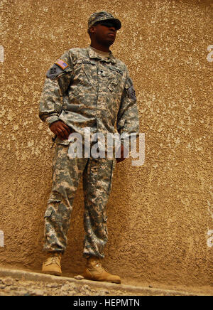 CAMP TAJI, Iraq--Spc. Damone Abdus Salaam, specialista paralegal, sede e Sede Società, combattere la Brigata Aerea, 4a divisione di fanteria, Multi - Divisione Nazionale - Bagdad, sorge al di fuori del suo ufficio edificio durante una pausa dal lavoro sett. 10. Sette anni dopo gli attacchi terroristici al World Trade Center sett. 11, 2001, Adbus, originariamente da New York City, è ancora vivo ricorda i terribili eventi che eventualmente stimolato oggi la guerra globale al terrorismo. (U.S. Esercito foto di Sgt. Jason Dangel, CABINA PAO, quarta Inf. Div., MND-B) Ferro Eagle soldato ricorda personalmente conto di Foto Stock