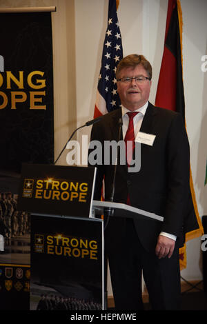 Lord Mayor Gossmann, Sindaco di Wiesbaden, Germania, parla agli ospiti durante il 2016 U.S. Esercito Europa nuovi anni Reception hosted by Lt. Gen. Ben Hodges, USAREUR comandante generale, a gennaio 14, 2016 su argilla Kaserne, di Wiesbaden, Germania. (U.S. Esercito Foto di Visual Information Specialist/Dee Crawford) 2382462 Arno andare%%%%%%%%C3%%%%%%%%9Fmann, Sindaco di Wiesbaden, Germania 2016 Foto Stock