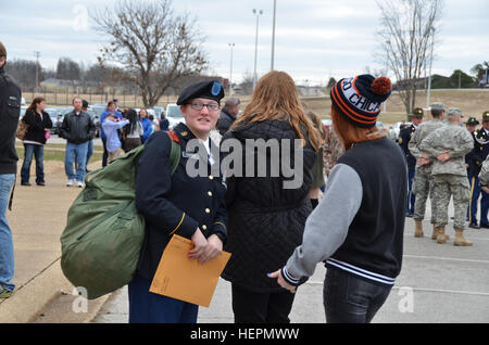 Pvt. Rolanda Harris, società D, 31 Engineer battaglione, localizza la sua famiglia, madre, Rhonda Unlist, centro e sorella, Kristen Unlist, dopo aver conseguito la laurea da una stazione di formazione dell'unità. Harris è uno dei primi due esercito femmina di riserva 12Bs che laureato gen. 15 da Fort Leonard Wood. Ora sta tornando a casa sua unità di sede e Sede Società, ingegnere 478th battaglione, Fort Thomas, Ky. 12B è il militare specialità professionali di identificatore per combattere gli ingegneri, un campo che fino al 2015 non era aperto alle donne. Gli ingegneri di combattimento eseguire la costruzione e le attività di demolizione durante Foto Stock