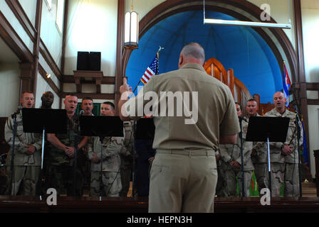 Navy chief petty officer selectees, guidato dal Navy Lt. Cappellano David Mowbray, cantare l'Inno della marina militare durante un 9/11 memoriale di servizio, Sett. 11, 2008, presso l'U.S. La stazione navale di Guantanamo Bay Naval cappella. Chief petty officer selectees sia dalla stazione navale e Joint Task Force Guantanamo coordinato la manifestazione che commemorò quelle vite perdute, sul Sett. 11, 2001. JTF Guantanamo conduce al sicuro, umano, legale e trasparente di cura e custodia dei detenuti combattenti ostili, compresi quelli condannati dalla commissione militare e quelli ordinati rilasciato. La JTF conduce la raccolta di intelligence, analisi Foto Stock