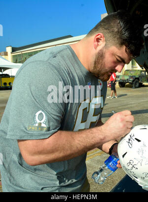 Pittsburgh Steelers Guard David DeCastro segni un casco da football americano per il Chief Warrant Officer 4 Justin Watt, XXV Combattere la Brigata Aerea, XXV divisione di fanteria, durante il 2016 il Pro Bowl progetto a Wheeler Army Airfield, gen. David DeCastro 2016 Pro Bowl Foto Stock